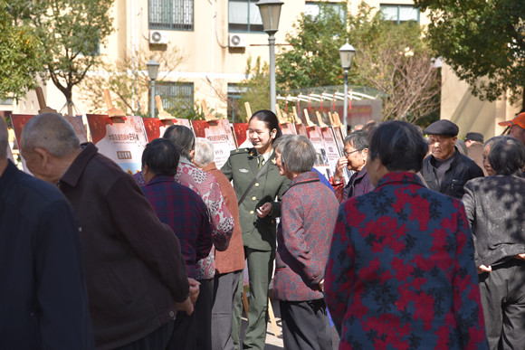 10月29日大陈岛垦荒精神临时展览进福利院2_副本.jpg