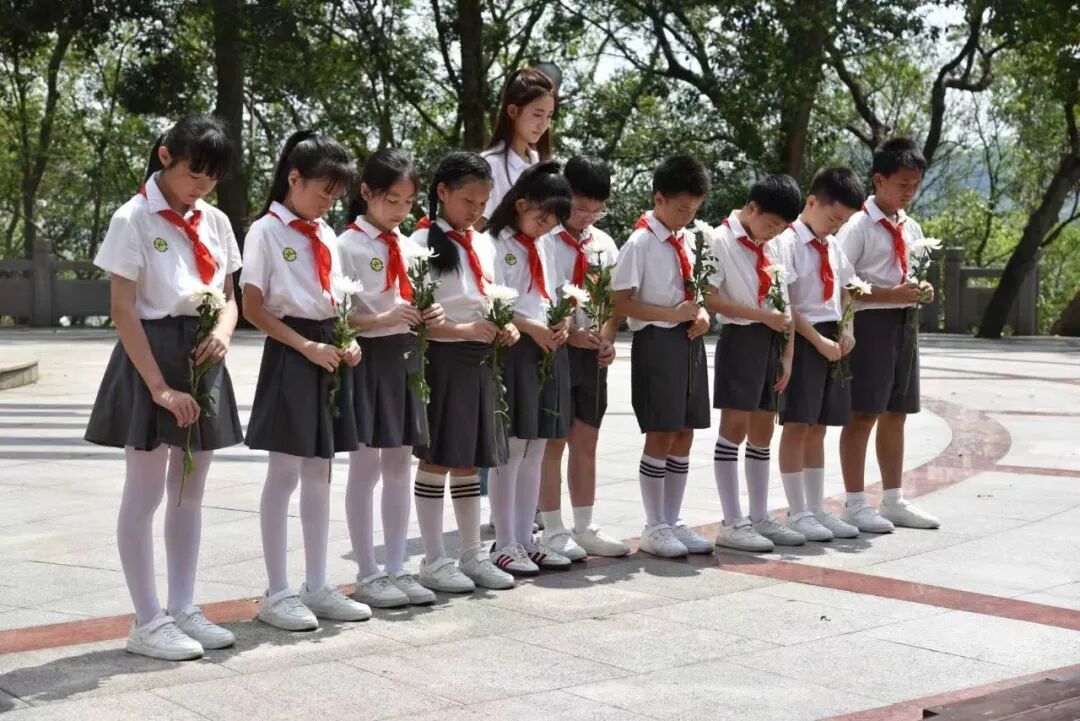 学生默哀.jpg