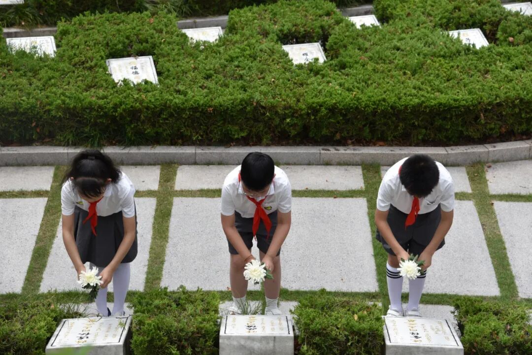 学生献花.jpg